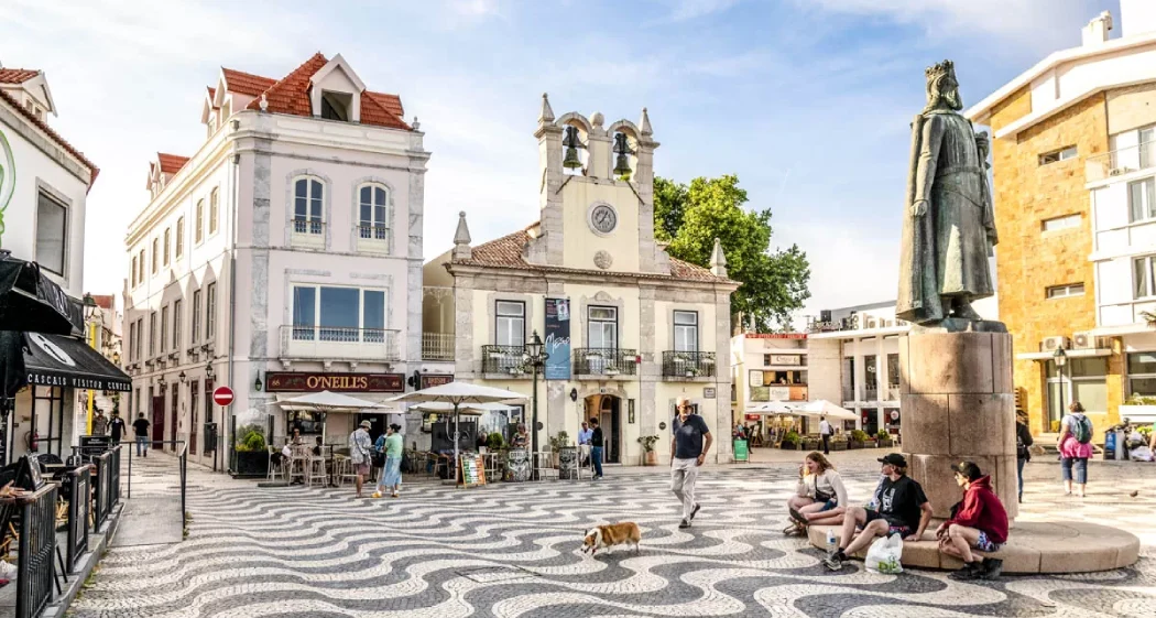 Tourists enjoying their time at the Cascais’ streets and shops