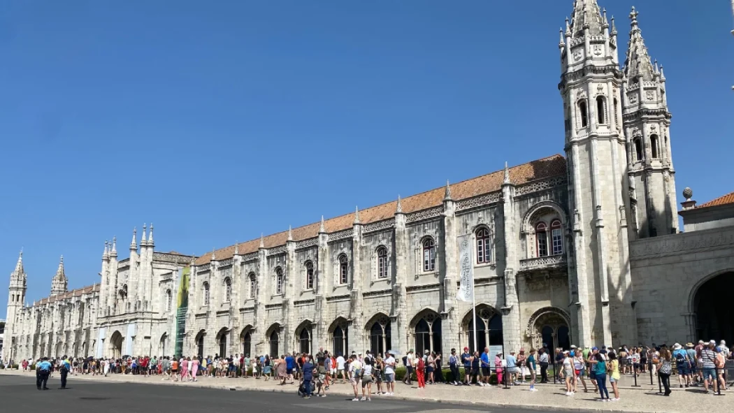 Tourists visiting the Jeronimos Monastery