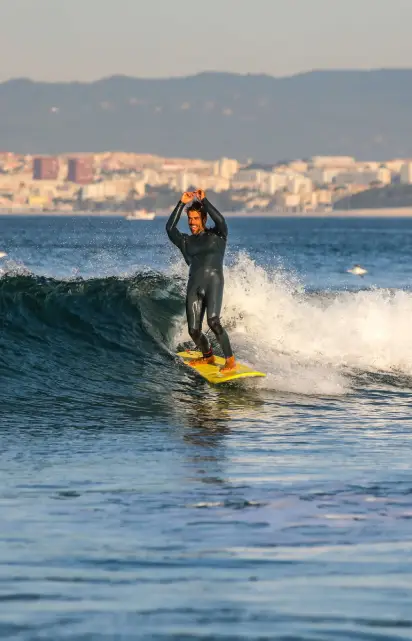A tourist is enjoying surfing in Lisbon