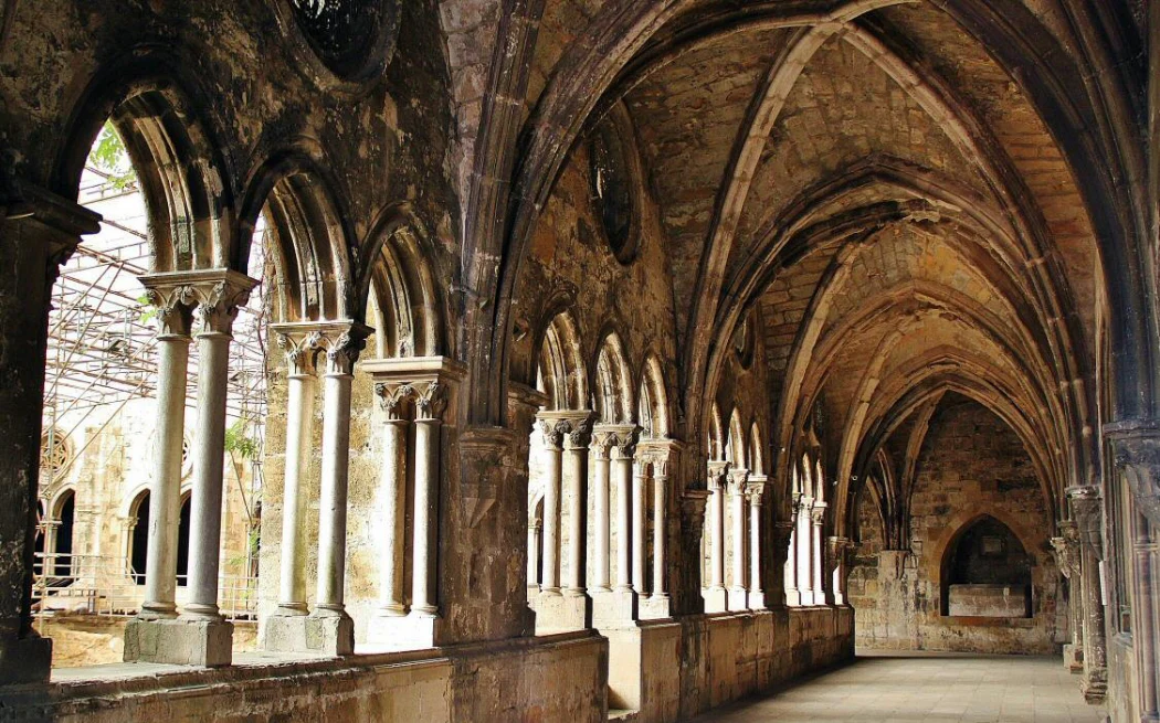 Gothic cloister inside the Cathedral of Lisbon