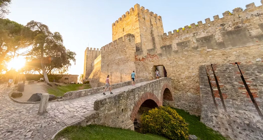 Tourists exploring the São Jorge Castle
