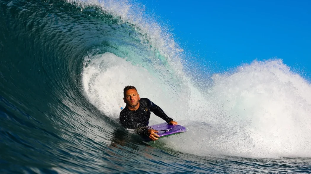 A tourist surfing in the Lisbon beach